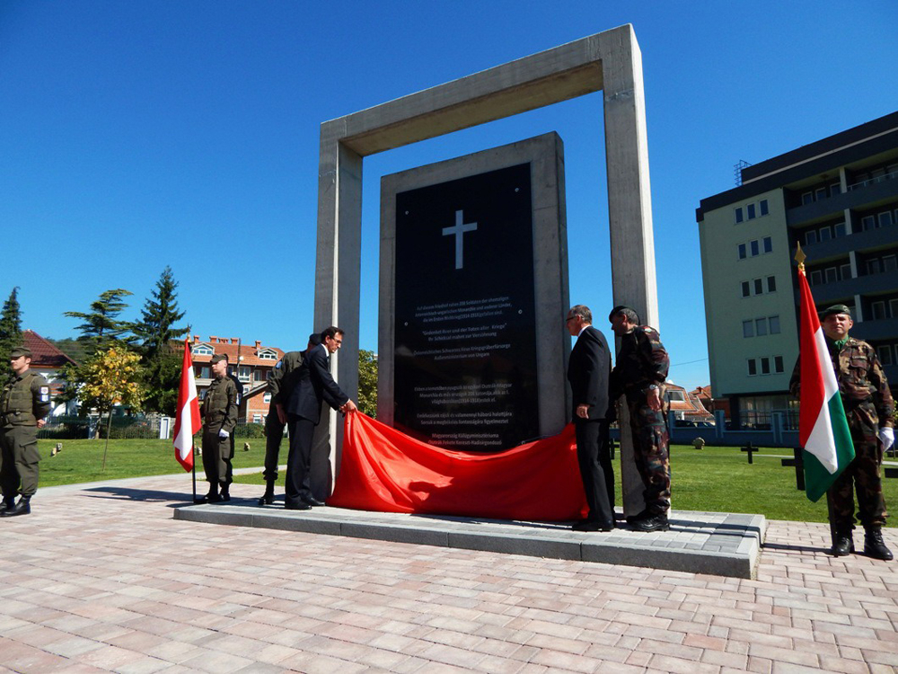 Tisztelet a hősöknek - A kép forrása: honvedelem.hu