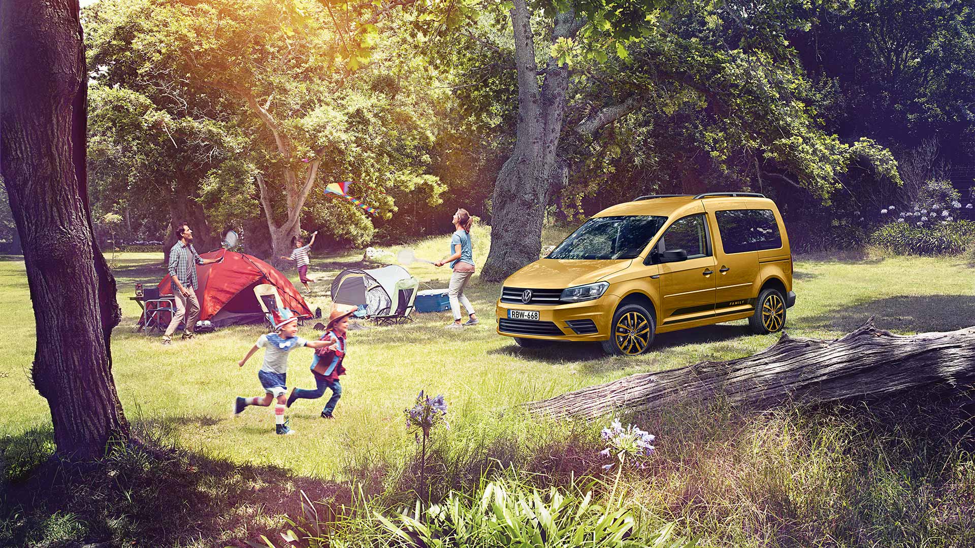 Машина пикник. Volkswagen Caddy Family. Семья Volkswagen Caddy. Семейная машина. Автомобиль на пикнике.